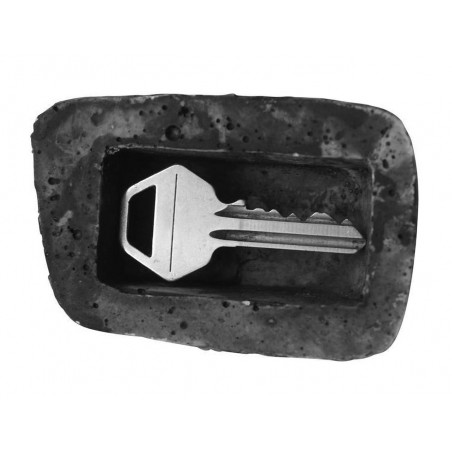 Kamień do ogrodu, w którym można schować klucz