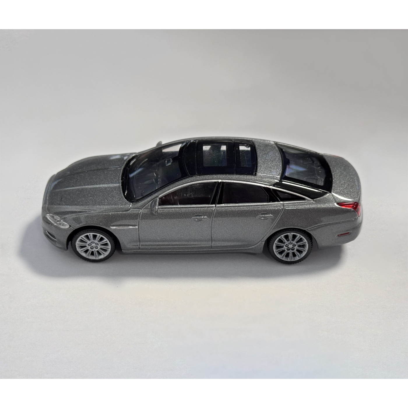 Maßstabgetreues Modell 2010 Jaguar XJ (Maßstab 1:43, ca. 10x4x3