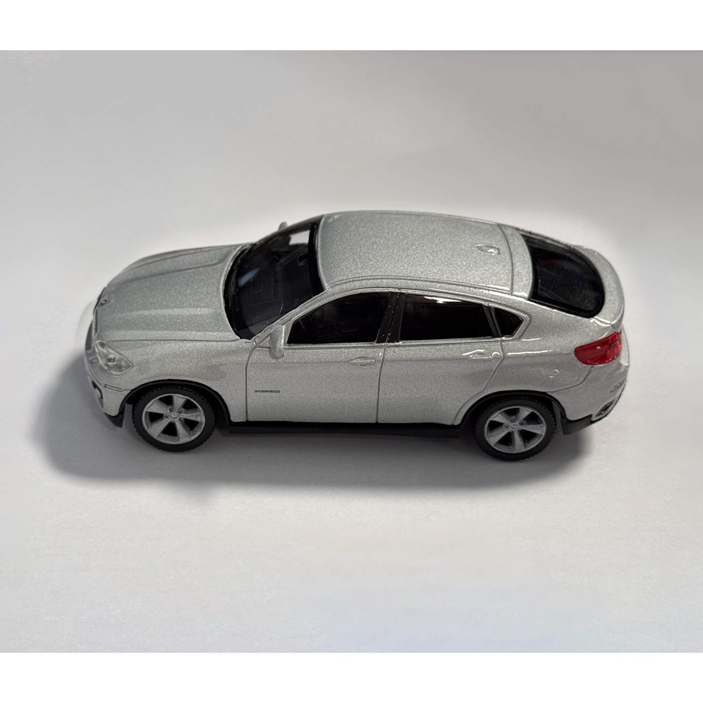 Maqueta BMW X6 (escala 1:43, aprox. 10x4x3 cm, color gris)