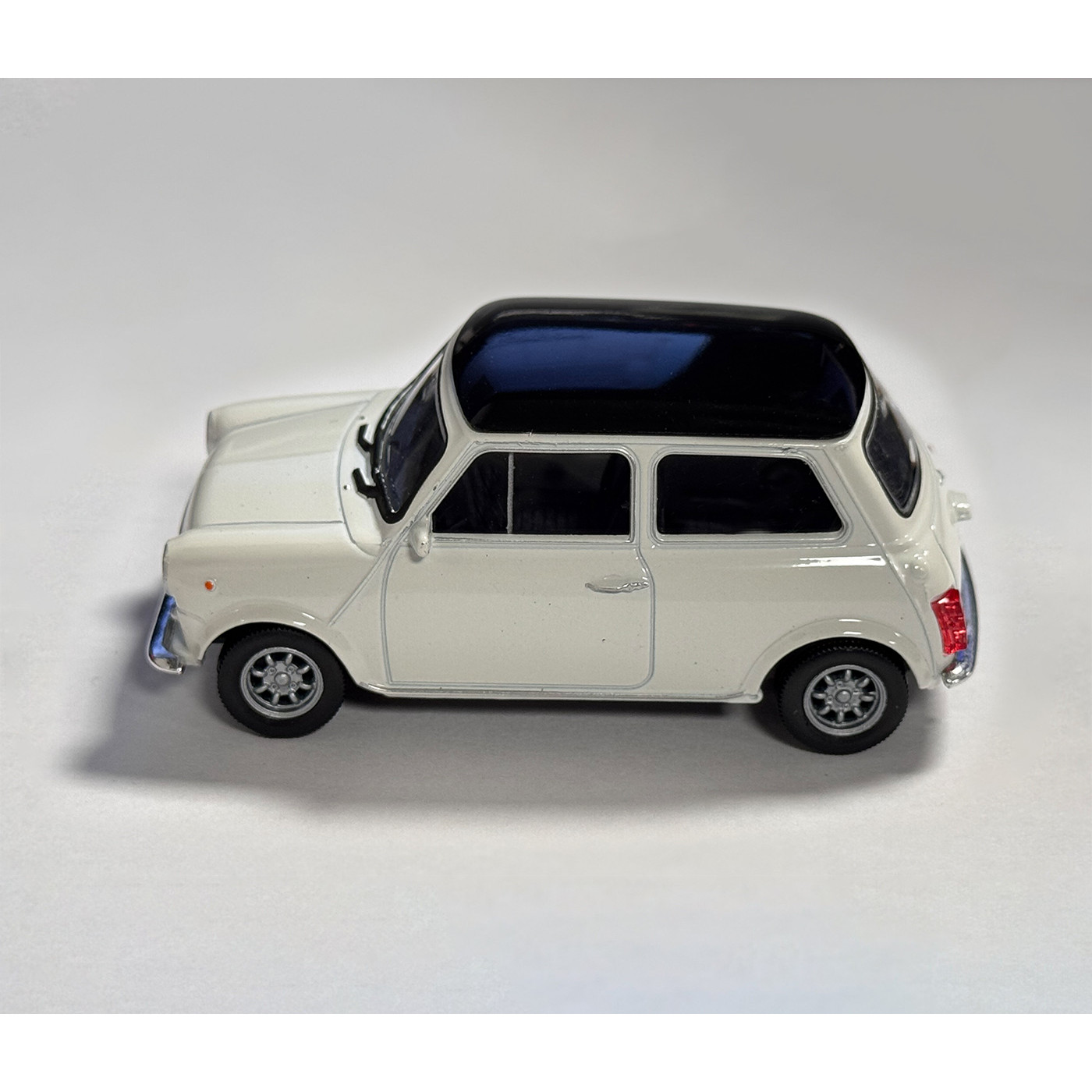 Model Mini Cooper 1300 w skali 1:36, ok. 8,5x4x3 cm, biały