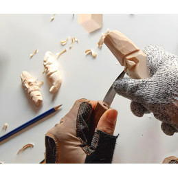 Bloque cuadrado de madera de tilo cuidadosamente cepillado