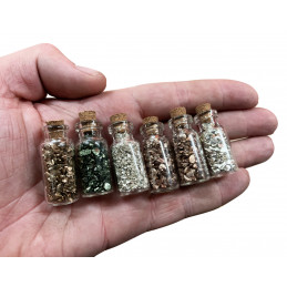 Sæt med 18 mini flasker med mini dekorative sten (type 3)
